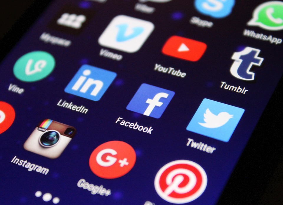 A homescreen full of social media app icons, prominent are Vimeo, YouTube, Tumblr, Vine, LinkedIn, Facebook, Twitter, Instagram, Google+, and Pinterest